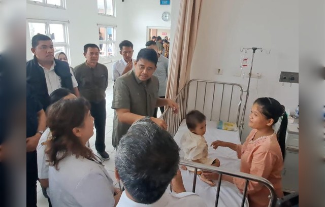 Gubernur Sumut, Bobby Nasution, jenguk bayi penderita leukemia di RS Nias