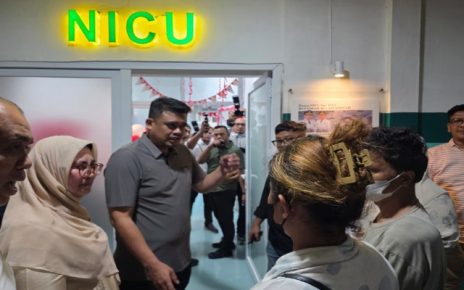 Gubernur Sumut, Bobby Nasution, jenguk korban keracunan MBG di Brastagi