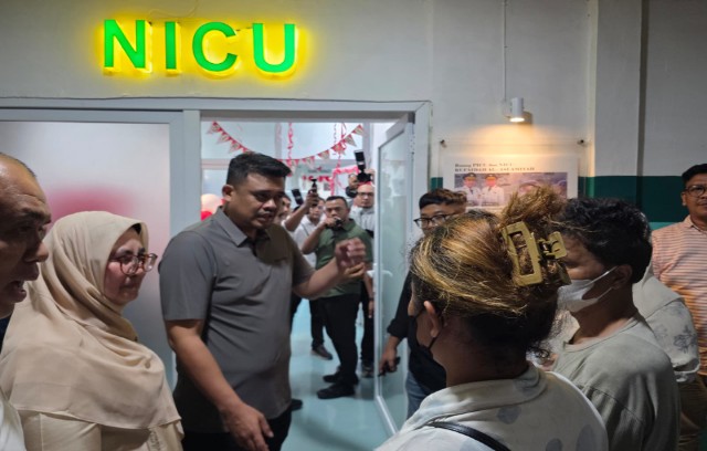 Gubernur Sumut, Bobby Nasution, jenguk korban keracunan MBG di Brastagi