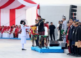 Gubernur Sumut, Bobby Nasution, menyerahkan bendera kepada Paskibra untuk dikibarkan pada upacara HUT RI ke 81