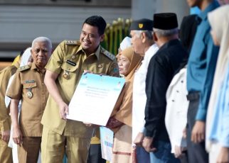 Gubernur Sumut, Bobby Nasution, serahkan bantuan hibah