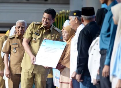 Gubernur Sumut, Bobby Nasution, serahkan bantuan hibah