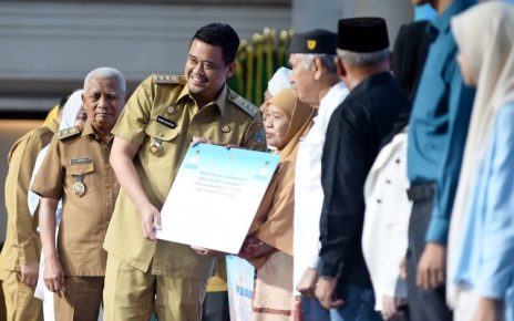 Gubernur Sumut, Bobby Nasution, serahkan bantuan hibah
