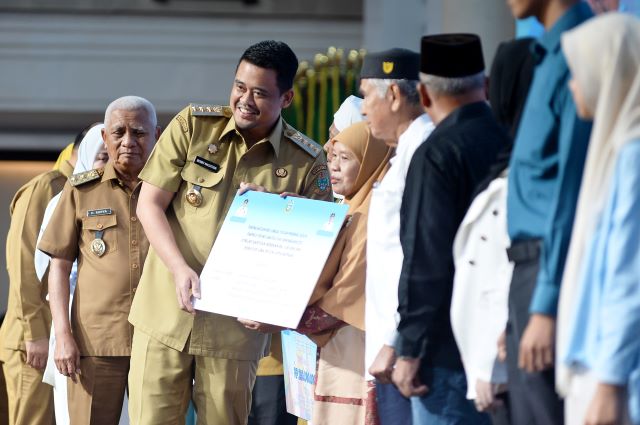 Gubernur Sumut, Bobby Nasution, serahkan bantuan hibah