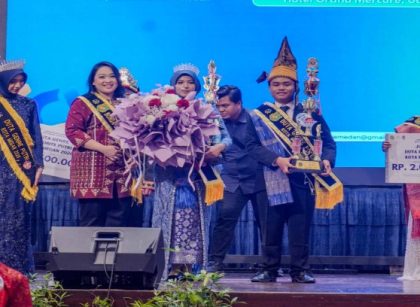 Ketua TP PKK Kota Medan, Airin Rico Waas, serahkan piala & piagam kepada pemenang duta Genre Kota Medan