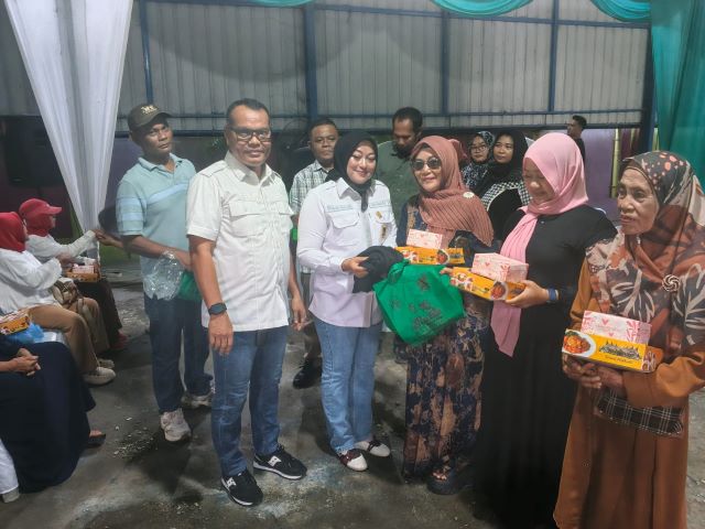 Wakil Ketua Fraksi Hanura-PKB DPRD Medan, Roma Uli Silalahi, berika souvenir usai gelaran Sosper VIII TA 2026 di Medan Marelan