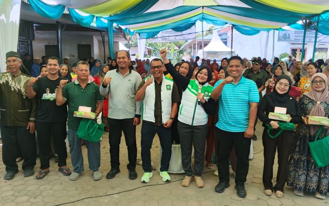Wakil Ketua Fraksi Hanura-PKB DPRD Medan, Roma Uli Silalahi, foto bersama usai melaksanakan Pembinaan Ideologi Pancasila & Wasbang di Medan Marelan
