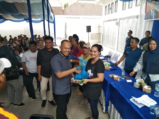 Wakil Ketua Fraksi Partai Demokrat DPRD Kota Medan, Dodi Robert Simangunsong, berikan souvenir usai menggelar Sosper ke VIII TA 2026 di Medan Kota