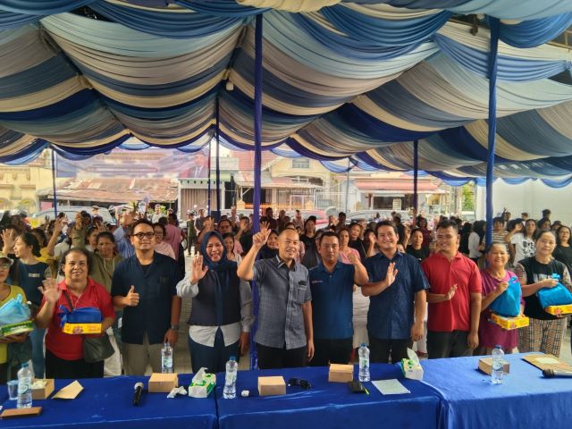 Wakil Ketua Fraksi Partai Demokrat DPRD Kota Medan, Dodi Robert Simangunsong, foto bersama usai menggelar Sosper ke VIII TA 2026 di Medan Kota