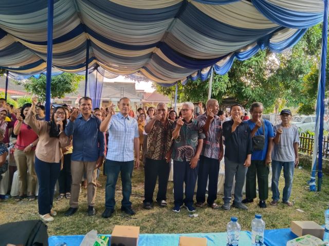 Wakil Ketua Fraksi Partai Demokrat DPRD Medan, Dodi R Simangunsong, foto bersama usai menggelar Wawasan Kebangsaan di Medan Kota
