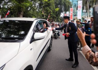 Wali Kota Medan, Rico Tri Putra Bayu Waas, bagikan bendera kepada pengendara