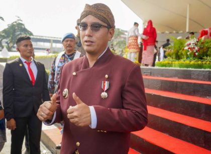 Wali Kota Medan, Rico Tri Putra Bayu Waas, beri keterangan usai menjadi Irup peringatan HUT RI ke 81 di Lapangan Merdeka Medan