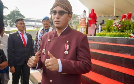 Wali Kota Medan, Rico Tri Putra Bayu Waas, beri keterangan usai menjadi Irup peringatan HUT RI ke 81 di Lapangan Merdeka Medan