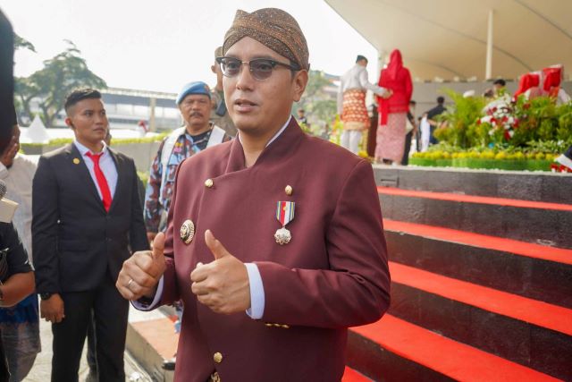 Wali Kota Medan, Rico Tri Putra Bayu Waas, beri keterangan usai menjadi Irup peringatan HUT RI ke 81 di Lapangan Merdeka Medan