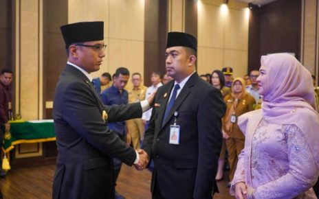 Wali Kota Medan, Rico Tri Putra Bayu Waas, beri ucapan selamat kepada, Erfin Fahrurrazi, usai dilantik menjadi Pj Sekda Kota Medan