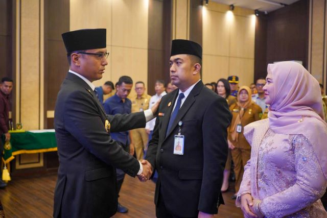 Wali Kota Medan, Rico Tri Putra Bayu Waas, beri ucapan selamat kepada, Erfin Fahrurrazi, usai dilantik menjadi Pj Sekda Kota Medan