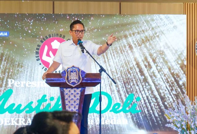 Wali Kota Medan, Rico Tri Putra Bayu Waas, berikan sambutan pada peresmian Galery Mustika Deli di MPP