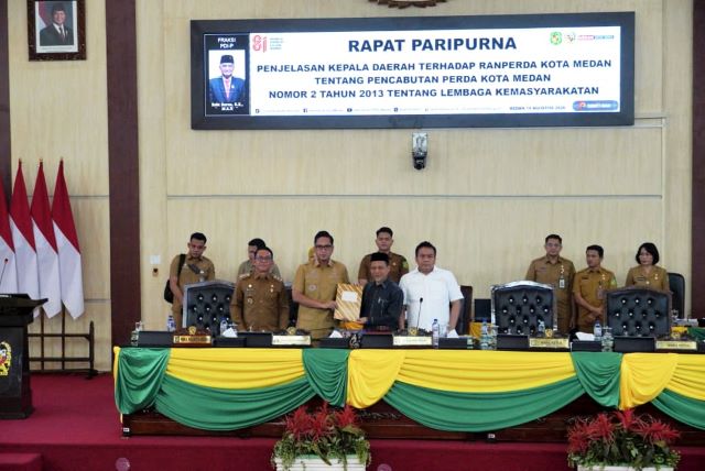Wali Kota Medan, Rico Tri Putra Bayu Waas, sampaikan pencabutan Perda Lembaga Kemasyarakatan ke DPRD