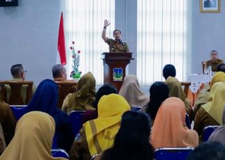 Wali Kota Tebingtinggi, Iman Irdian Saragih, berikan sambutan pada penyerahan SK PIP kepada Kepsek SD