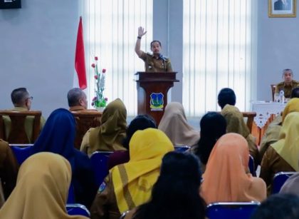 Wali Kota Tebingtinggi, Iman Irdian Saragih, berikan sambutan pada penyerahan SK PIP kepada Kepsek SD