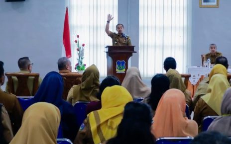 Wali Kota Tebingtinggi, Iman Irdian Saragih, berikan sambutan pada penyerahan SK PIP kepada Kepsek SD