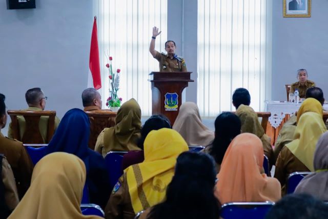 Wali Kota Tebingtinggi, Iman Irdian Saragih, berikan sambutan pada penyerahan SK PIP kepada Kepsek SD