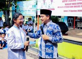 Wali Kota Tebingtinggi, Iman Irdian Saragih, pada Hari Indonesia Menabung