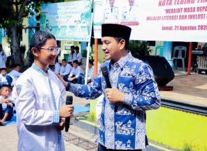 Wali Kota Tebingtinggi, Iman Irdian Saragih, pada Hari Indonesia Menabung