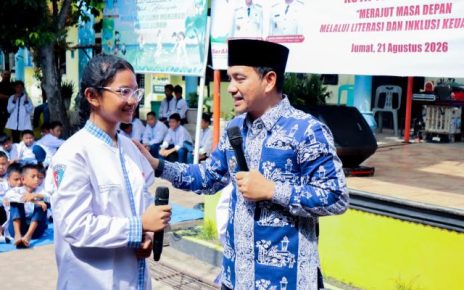 Wali Kota Tebingtinggi, Iman Irdian Saragih, pada Hari Indonesia Menabung