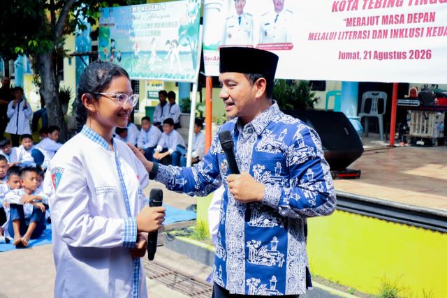 Wali Kota Tebingtinggi, Iman Irdian Saragih, pada Hari Indonesia Menabung
