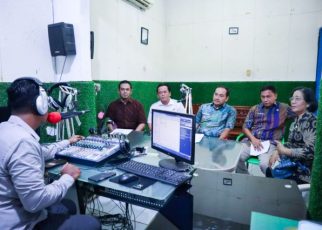 Wali Kota Tebingtinggi, Iman Irdian Saragih, pada dialog interaktif di radio