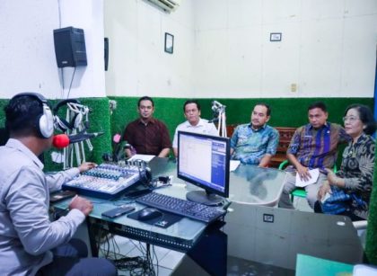 Wali Kota Tebingtinggi, Iman Irdian Saragih, pada dialog interaktif di radio