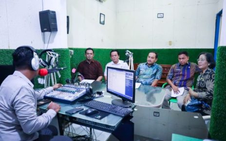 Wali Kota Tebingtinggi, Iman Irdian Saragih, pada dialog interaktif di radio