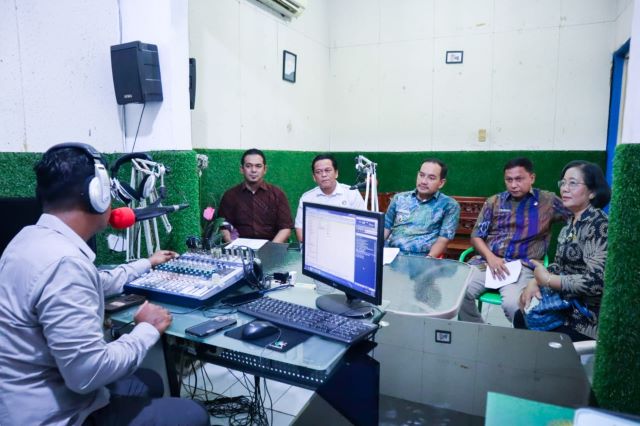 Wali Kota Tebingtinggi, Iman Irdian Saragih, pada dialog interaktif di radio