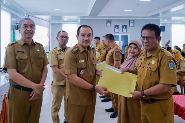 Wali Kota Tebingtinggi, Iman Irdian Saragih, serahkan SK PIP kepada Kepsek SD