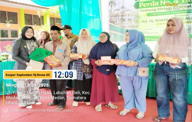 Anggota DPRD Medan Fraksi Hanura-PKB, Roma Uli Silalahi, berikan souvenir usai menggelar Sosper IX TA 2026 di Medan Labuhan