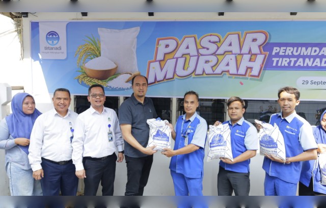 Dirut Perumda Tirtanadi, Ardian Surbakti, pada pelaksanaan Pasar Murah