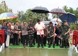 Gubernur Sumut, Bobby Nasution, resmikan jembatan Bailey Desa Parjalihotan Tapteng