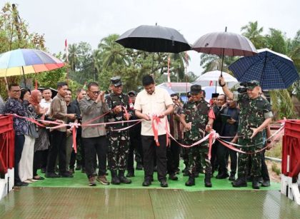 Gubernur Sumut, Bobby Nasution, resmikan jembatan Bailey Desa Parjalihotan Tapteng