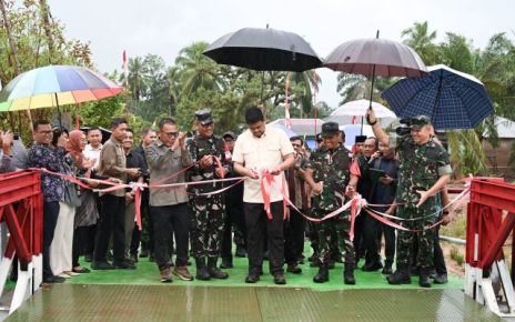 Gubernur Sumut, Bobby Nasution, resmikan jembatan Bailey Desa Parjalihotan Tapteng