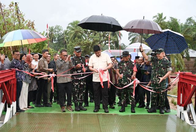 Gubernur Sumut, Bobby Nasution, resmikan jembatan Bailey Desa Parjalihotan Tapteng