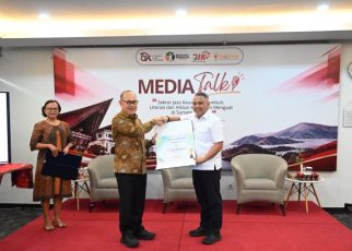 Kepala OJK Sumut, Triyoga Laksito, berikan penghargaan kepada Dirut PT. Bank Sumut Heru Mardiansyah