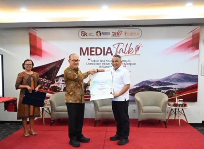 Kepala OJK Sumut, Triyoga Laksito, berikan penghargaan kepada Dirut PT. Bank Sumut Heru Mardiansyah