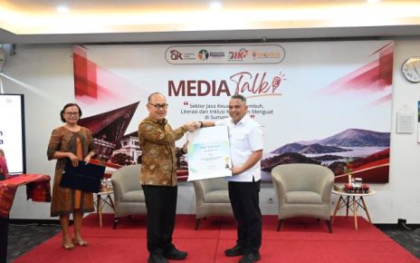 Kepala OJK Sumut, Triyoga Laksito, berikan penghargaan kepada Dirut PT. Bank Sumut Heru Mardiansyah