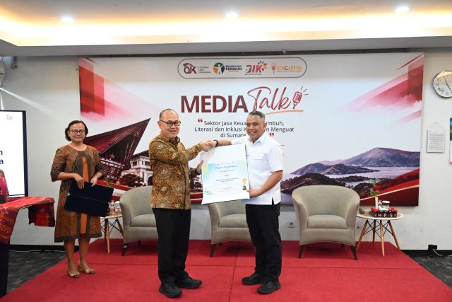 Kepala OJK Sumut, Triyoga Laksito, berikan penghargaan kepada Dirut PT. Bank Sumut Heru Mardiansyah