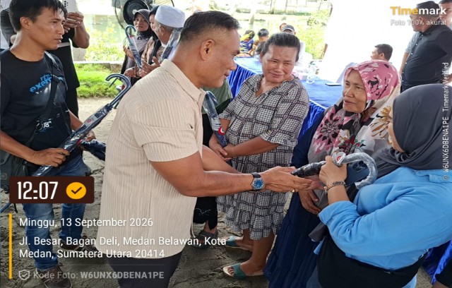 Sekretaris Fraksi Partai NasDem DPRD Medan, Saipul Bahri, berikan souvernir usai Sosper IX TA 2026 di Bagan Deli Belawan