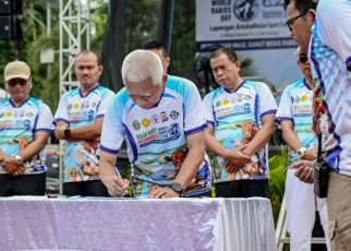 Wakil Gubernur Sumut, Surya, tandatangani deklarasi rabies pada Bulan Bakti Peternakan di Lapangan Astaka