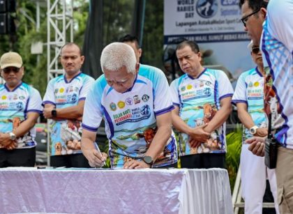 Wakil Gubernur Sumut, Surya, tandatangani deklarasi rabies pada Bulan Bakti Peternakan di Lapangan Astaka
