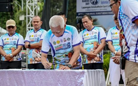 Wakil Gubernur Sumut, Surya, tandatangani deklarasi rabies pada Bulan Bakti Peternakan di Lapangan Astaka