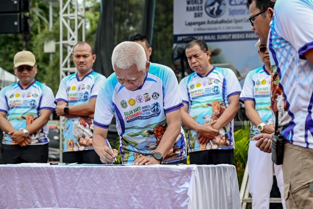 Wakil Gubernur Sumut, Surya, tandatangani deklarasi rabies pada Bulan Bakti Peternakan di Lapangan Astaka